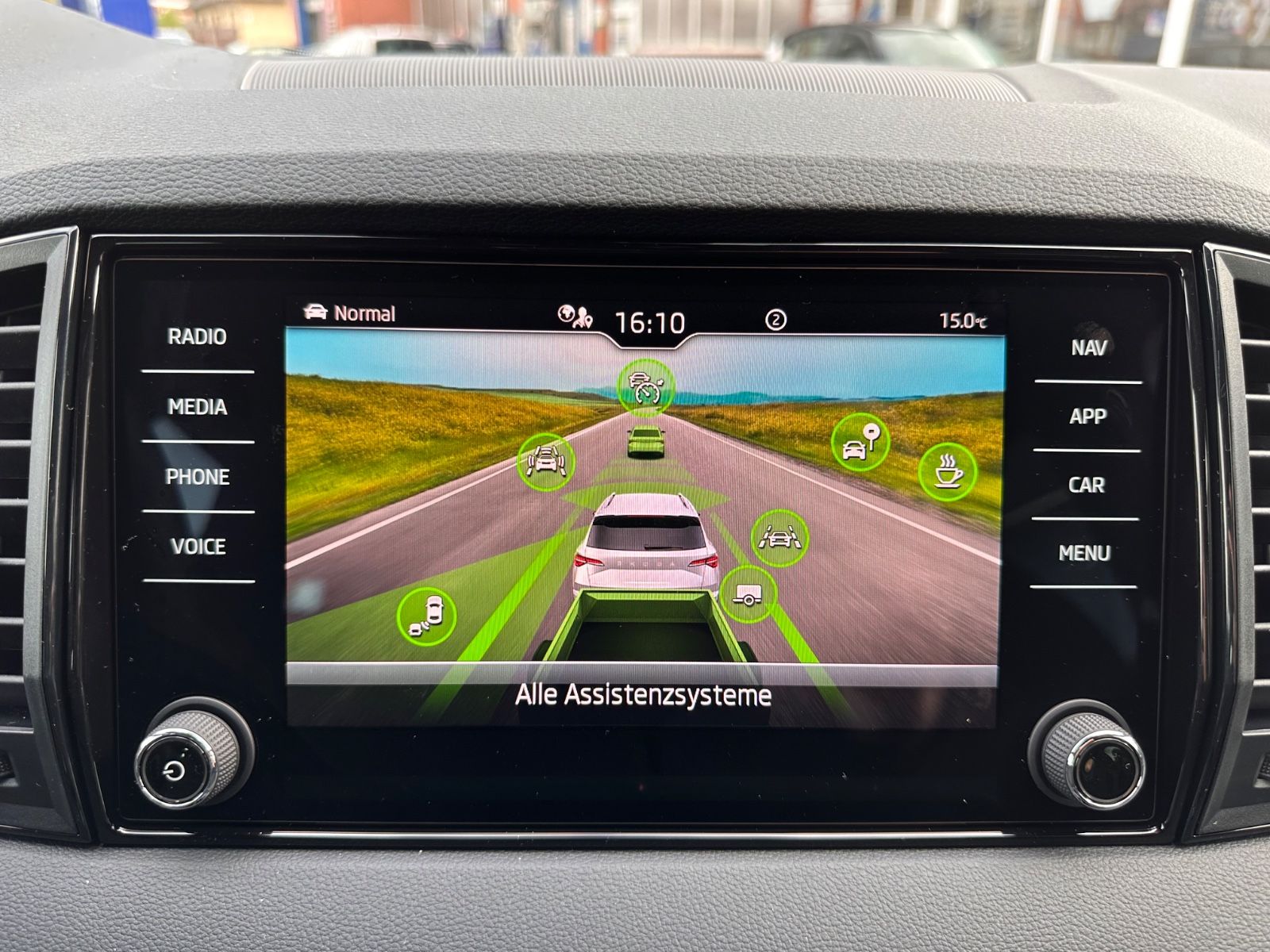 Fahrzeugabbildung SKODA Karoq Sportline 1.5 TSI DSG Matrix/AHK/Navi/ACC