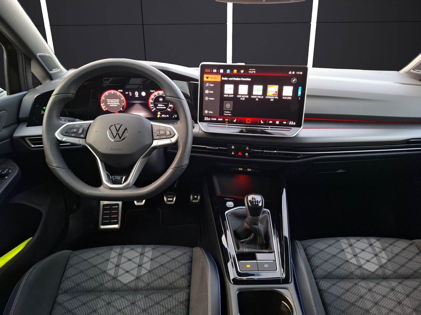 Fahrzeugabbildung Volkswagen Golf VIII Variant TSI R-Line Matrix Navi AID ACC