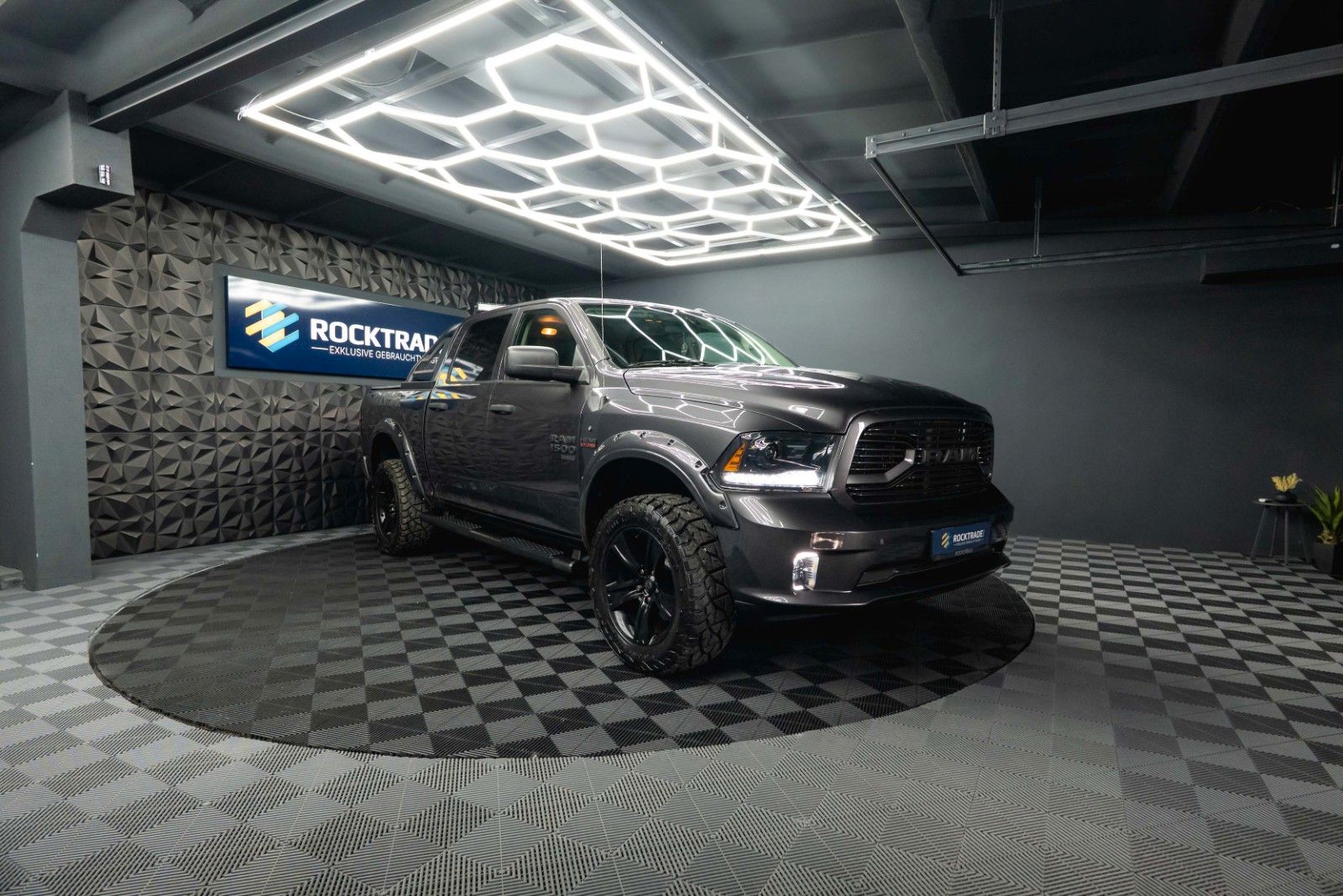 Fahrzeugabbildung Dodge RAM 5.7 V8 HEMI 4x4 OFFROAD Night-Paket *LED*19%