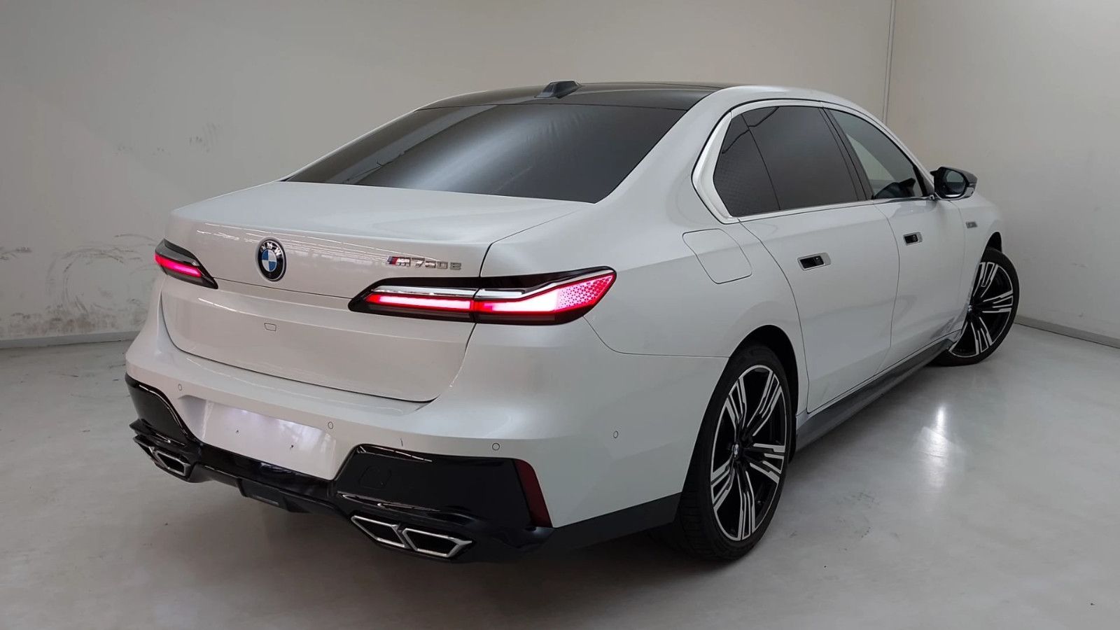 Fahrzeugabbildung BMW M760 e xDrive M-SPORT|TV|B&W|SKY-LOUNGE|MEGAVOLL