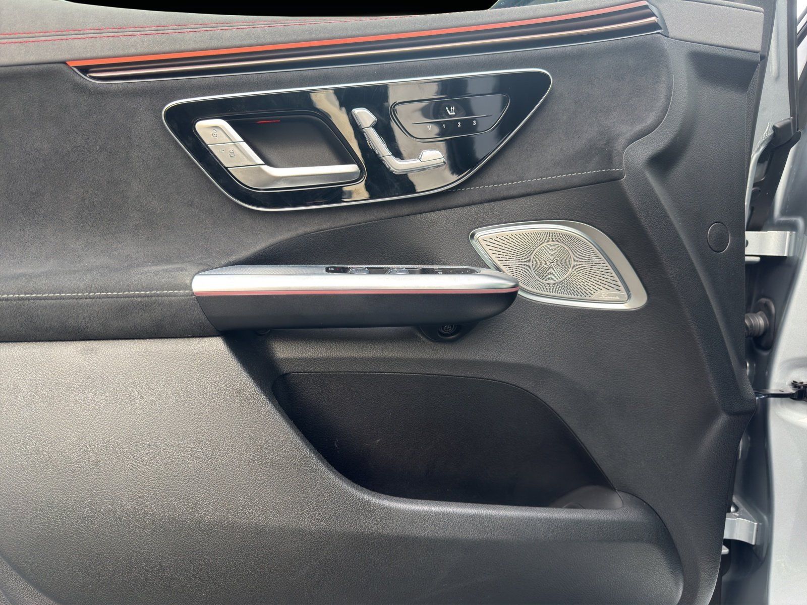 Fahrzeugabbildung Mercedes-Benz EQE350 4M SUV AMG Prem AIRMATIC Pano AHK HUD HAL