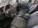 Ford Focus Turnier Silver Magic Teilleder - Ford Focus aus 2010: Turnier