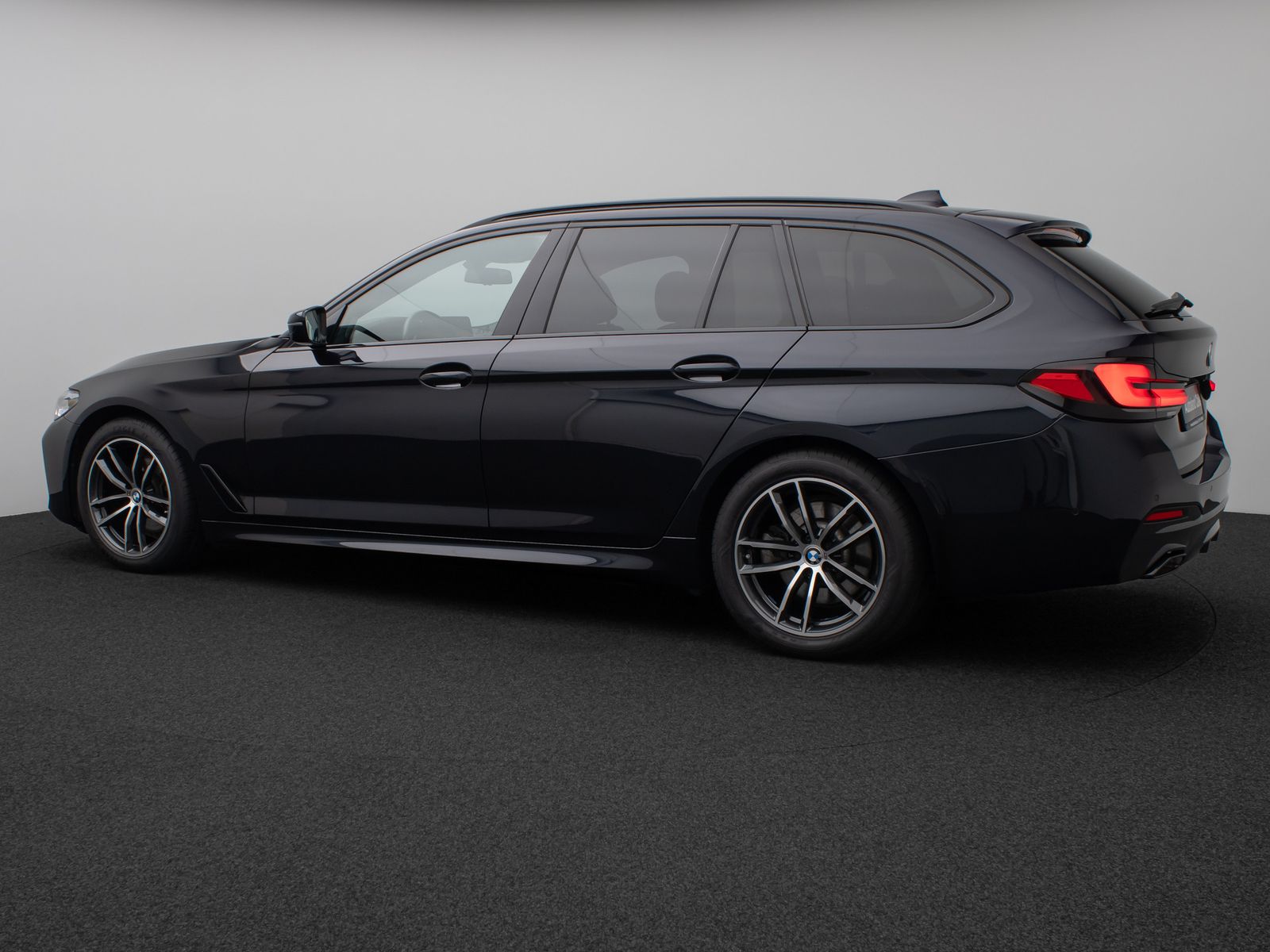 Fahrzeugabbildung BMW 520d xD M Sport Panorama Kamera HUD DAB H/K AHK