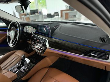 Fahrzeugabbildung BMW 520d xD  Luxury Line ACC Pano AHK HUD Kamera 360