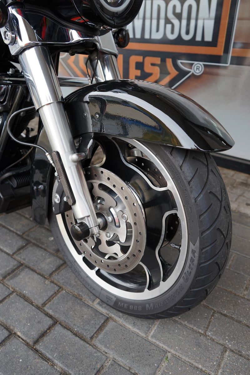 Fahrzeugabbildung Harley-Davidson Street Glide Bagger FLHX mit viel Zubehör