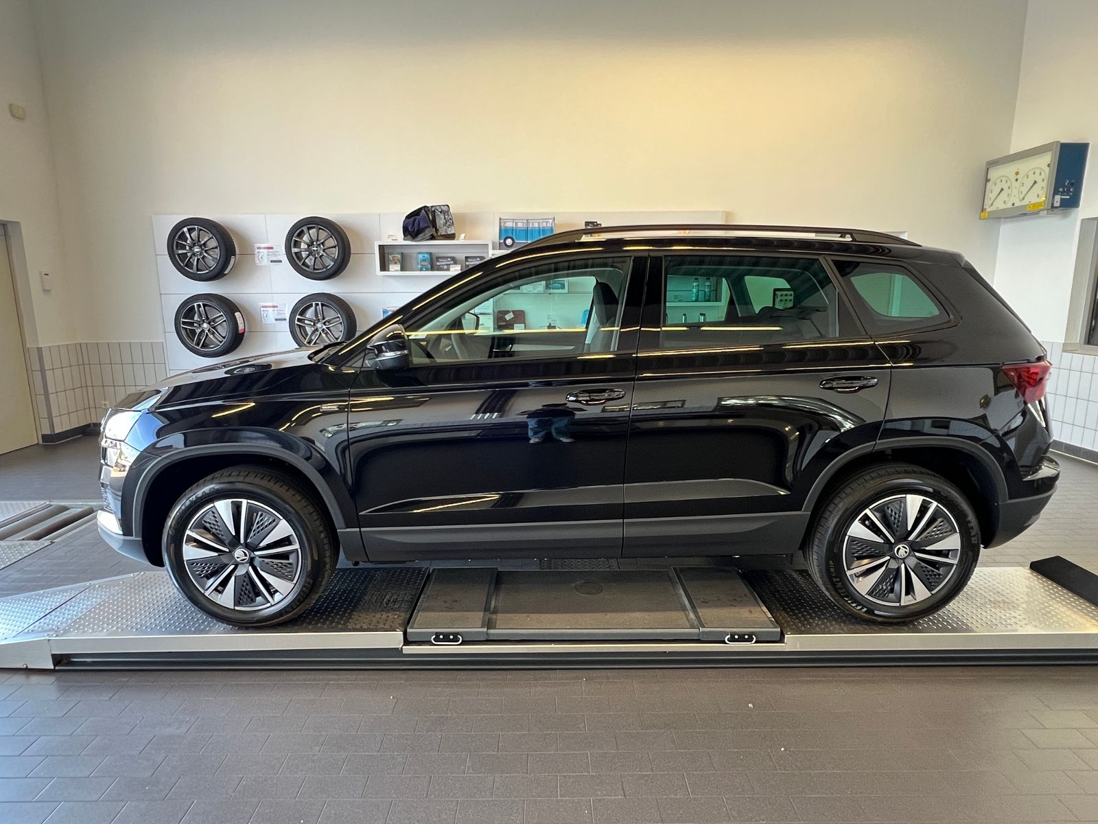 Fahrzeugabbildung SKODA Karoq DRIVE 1.5 TSI DSG *AHK, ACC, LED, Virtual