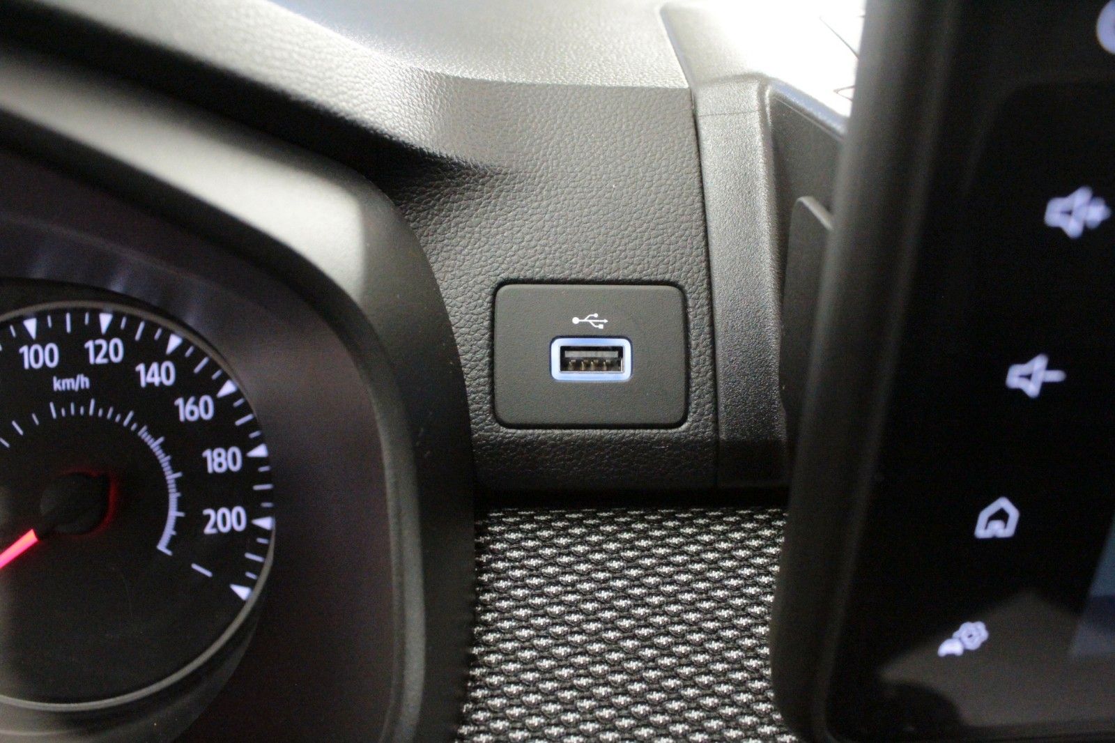 Fahrzeugabbildung Dacia Sandero TCe 100  Benzin /Expression*Winterpaket*