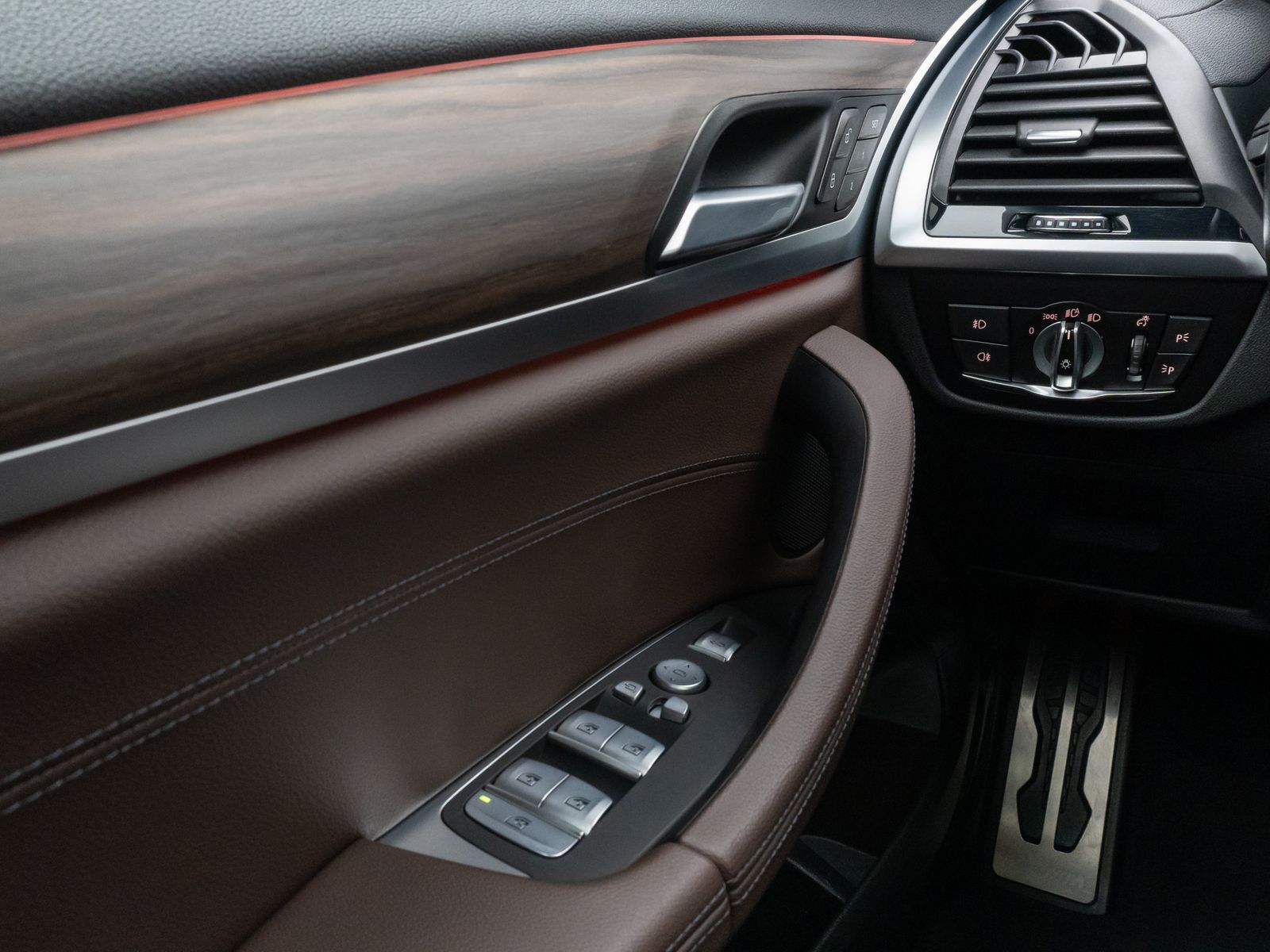 Fahrzeugabbildung BMW X4 M40i Panorama 360°HUD DAB HiFi Komfort AHK