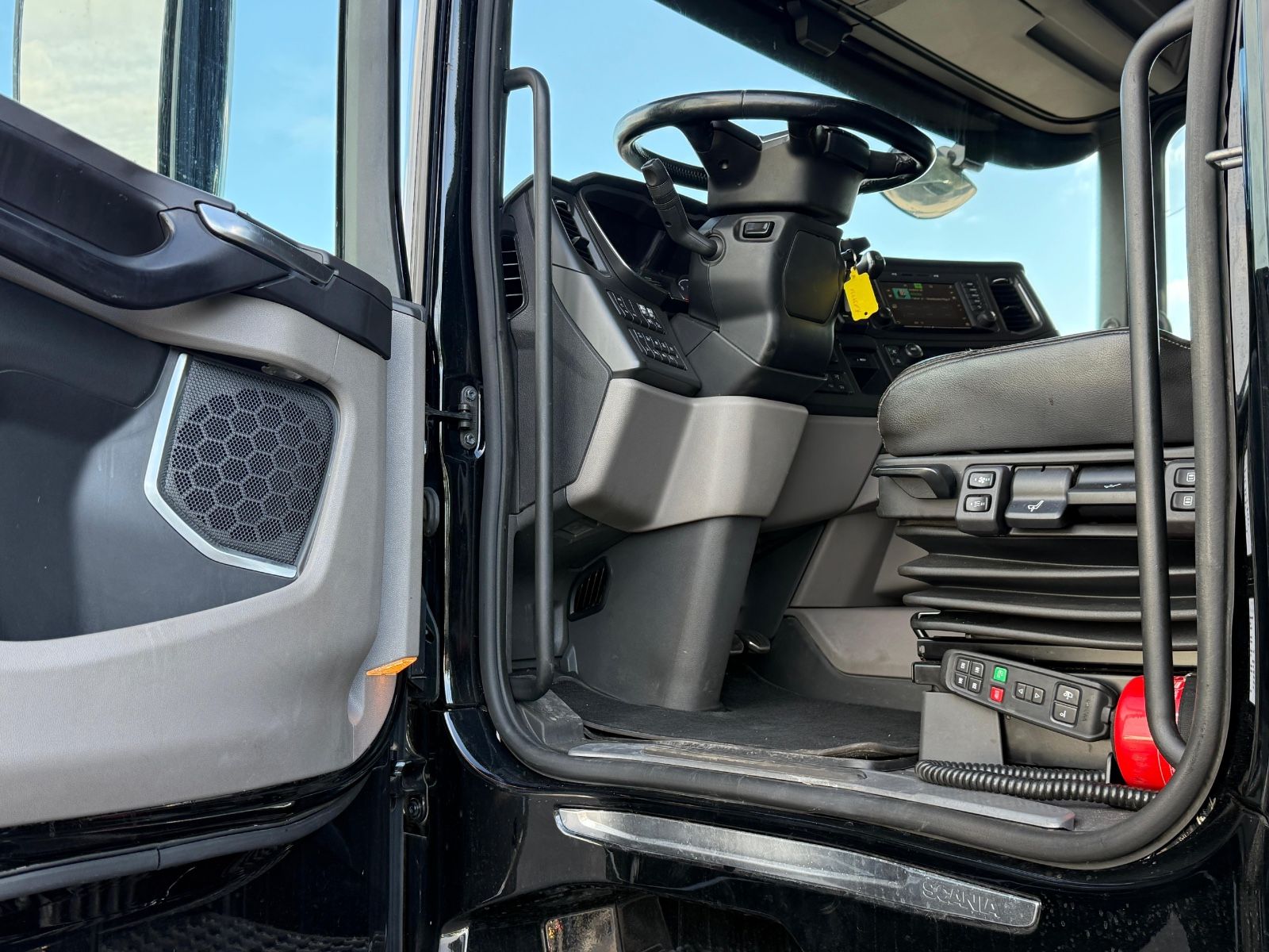 Fahrzeugabbildung Scania R580 V8 HMF 3220-K4 Kran Funk 66 t