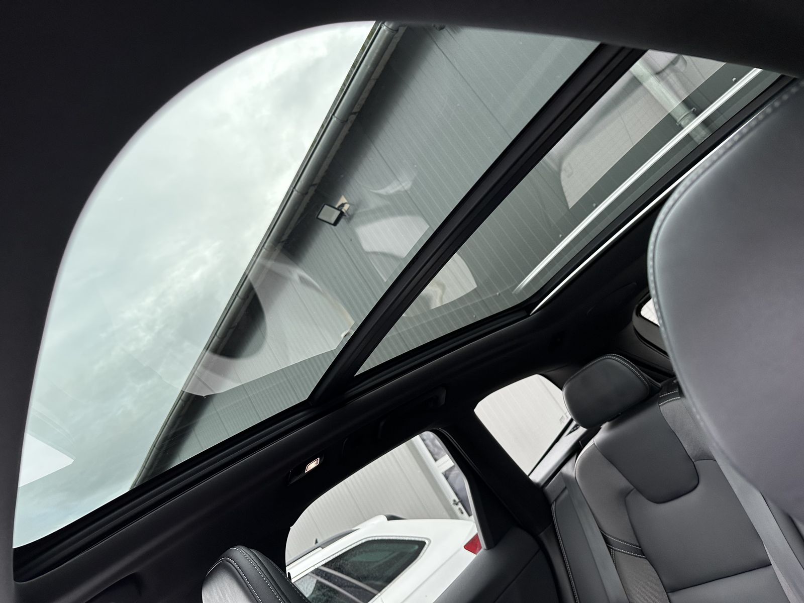 Fahrzeugabbildung Volvo XC60 T6 AWD R-Design NAV+LED+AHK+360°+H&K+PANO