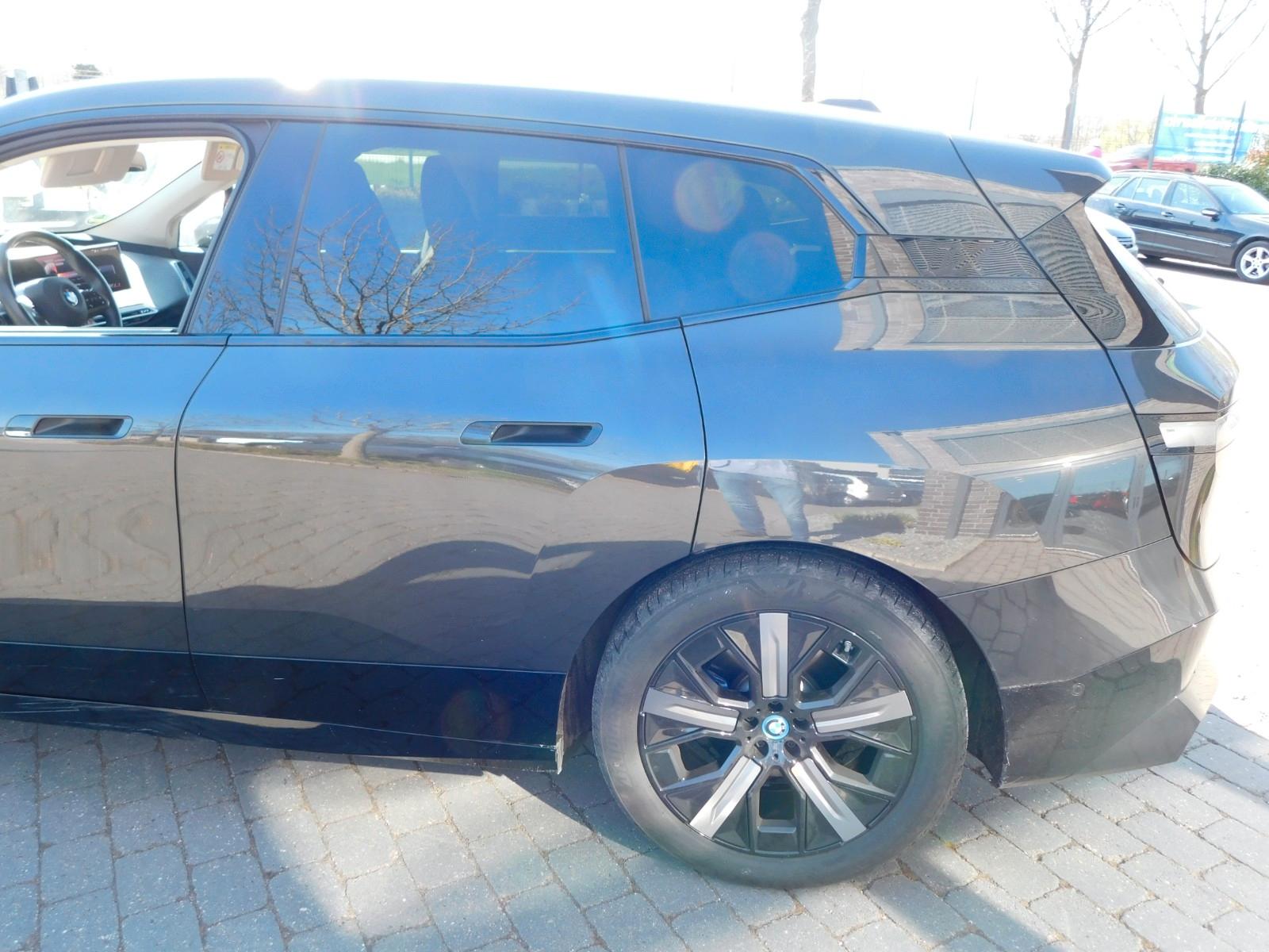 BMW iX 40 xDrive HUD AHK HARMAN KARDON
