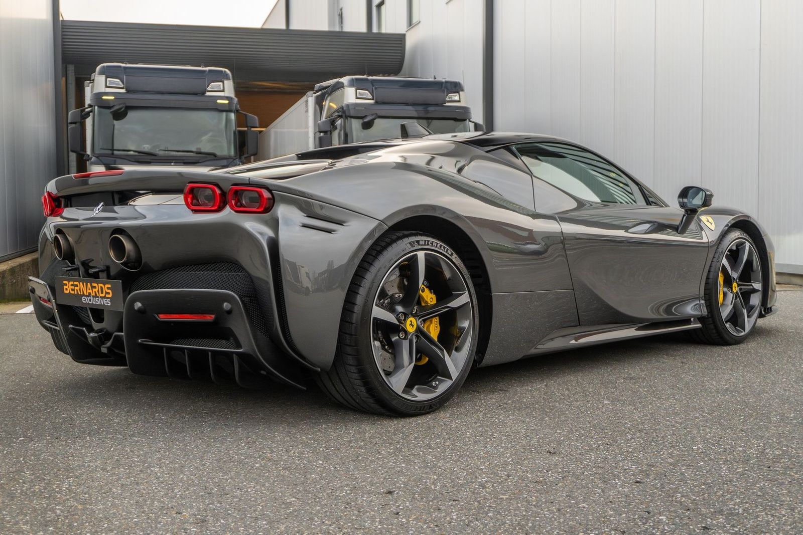 Ferrari SF90 Stradale - Grigio Silverstone - Lift - CarP imagem 2