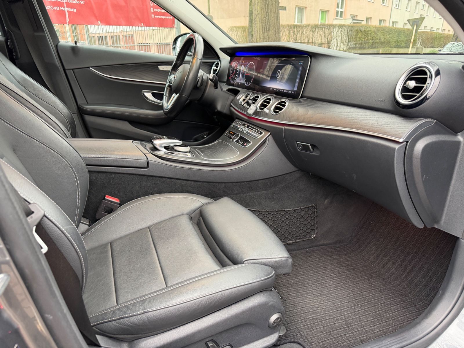 Fahrzeugabbildung Mercedes-Benz E 220d T BURMESTER*PANO*LEDER*ACC*MUTLIBEAM*LED