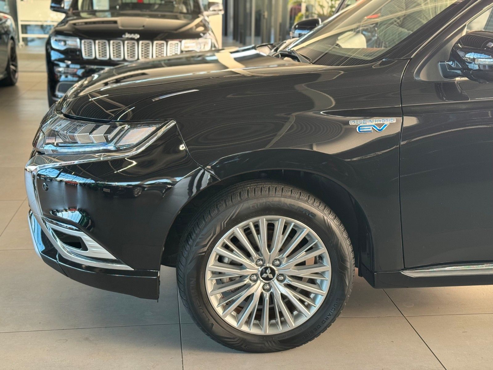 Fahrzeugabbildung Mitsubishi PHEV Outlander 4WD TOP AHK 1.HAND GJR