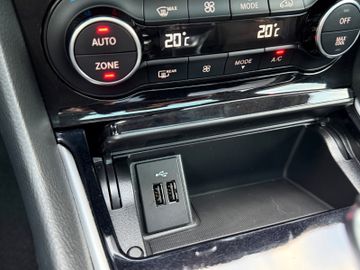 Infiniti Q30 1.6 16V Luxe Tech|Panorama|Kamera|BOSE|DAB