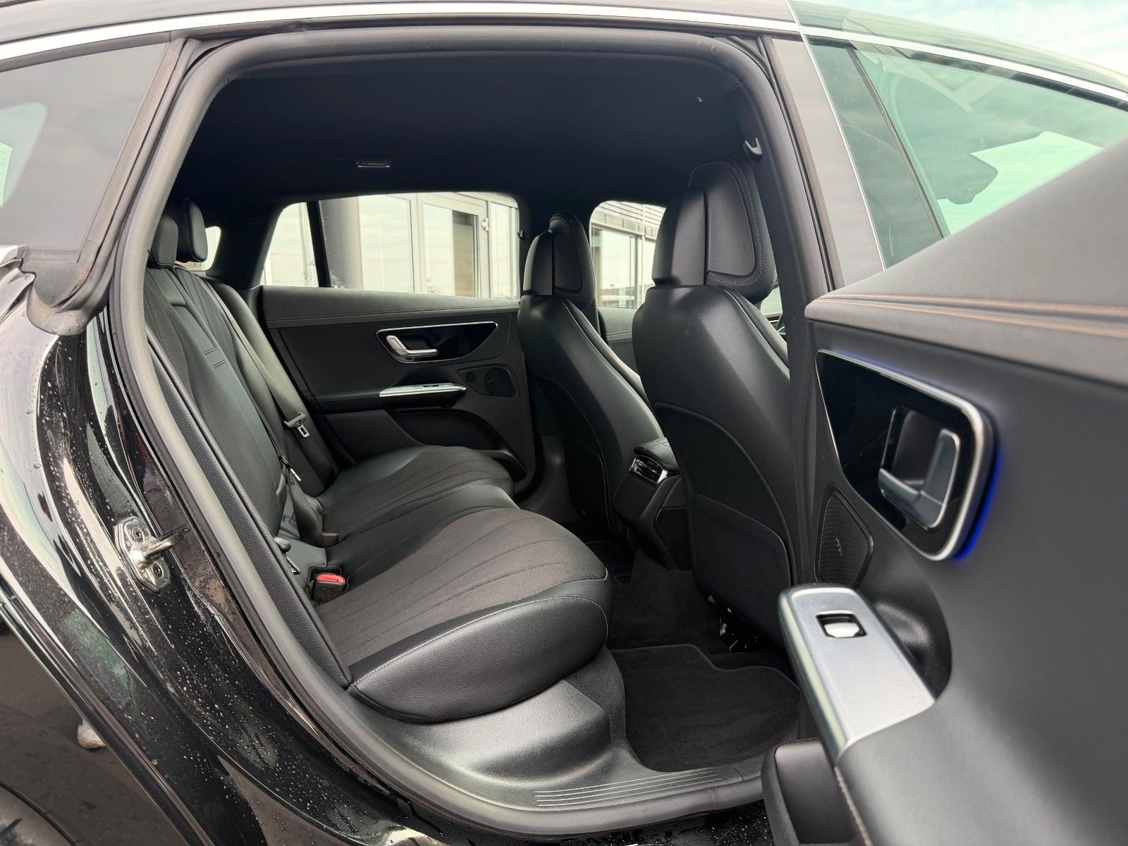 Fahrzeugabbildung Mercedes-Benz EQE 300 Avantgarde+AHK+RFK+Ambiente+HaLenkung