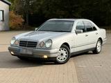 Mercedes-Benz Mercedes E-Klasse W210 220D AHK bald Oldtimer - gebrauchte Mercedes-Benz 220 aus dem Jahr 1996
