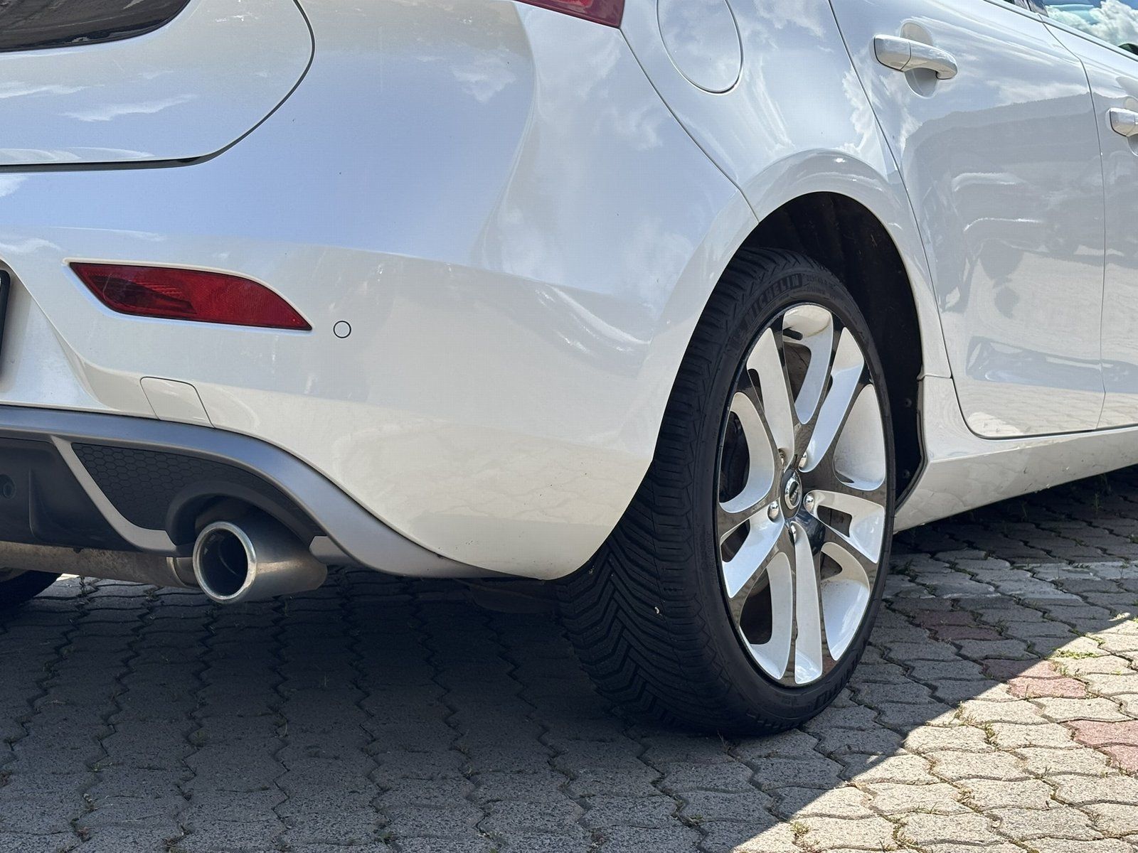 Fahrzeugabbildung Volvo V 40 T2 2.0 R-DESIGN*SHZ VORN/HINTEN*LED*BLUETOO
