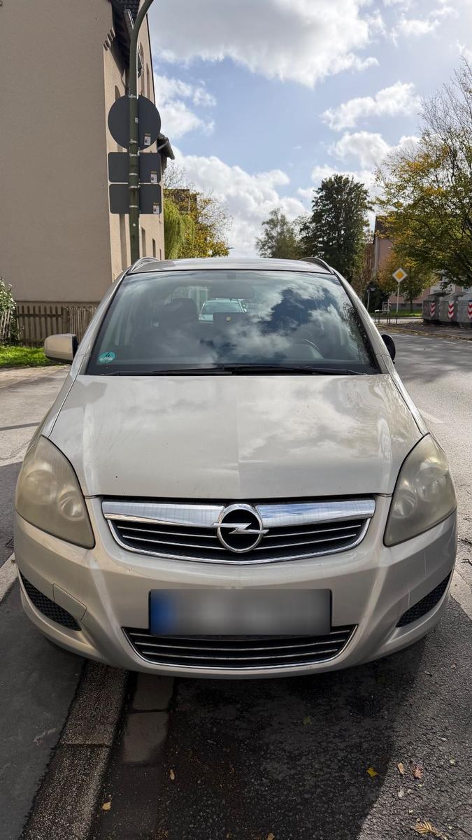 Opel Zafira 2010 — interior