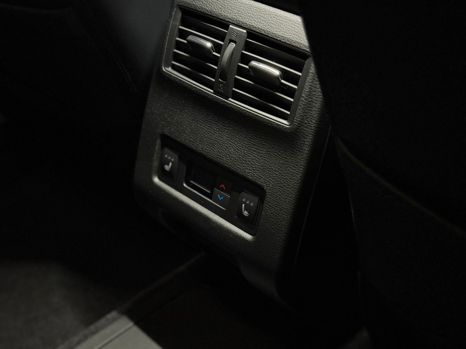 Fahrzeugabbildung Mitsubishi Outlander 2.4PLUG-IN HYBRID 4WD TOP