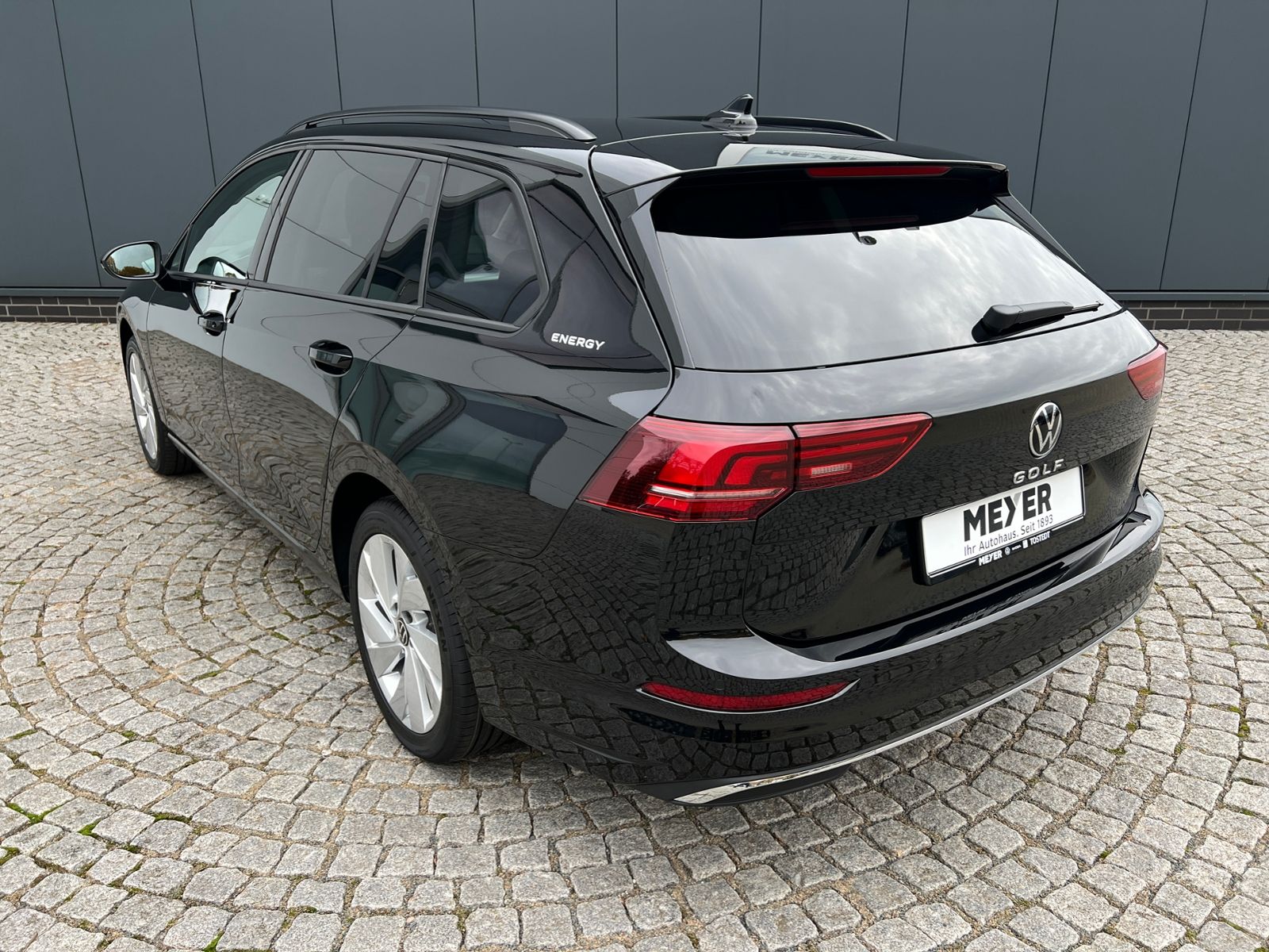 Fahrzeugabbildung Volkswagen Golf VIII Variant Life 2.0 TDI DSG *AHK, LED, AC