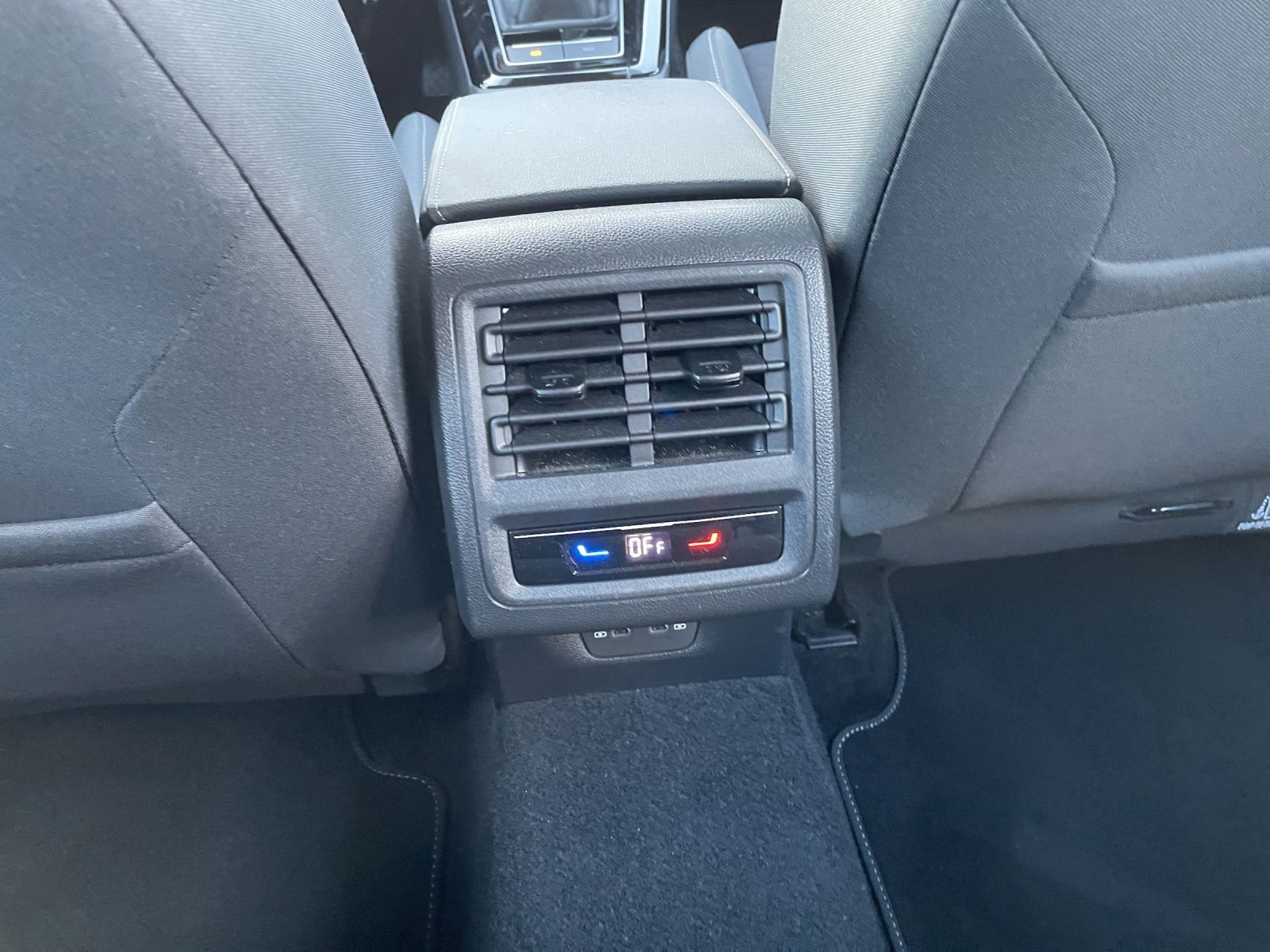 Fahrzeugabbildung Volkswagen Golf VIII Variant Style TSI LED+ ACC SH RearView