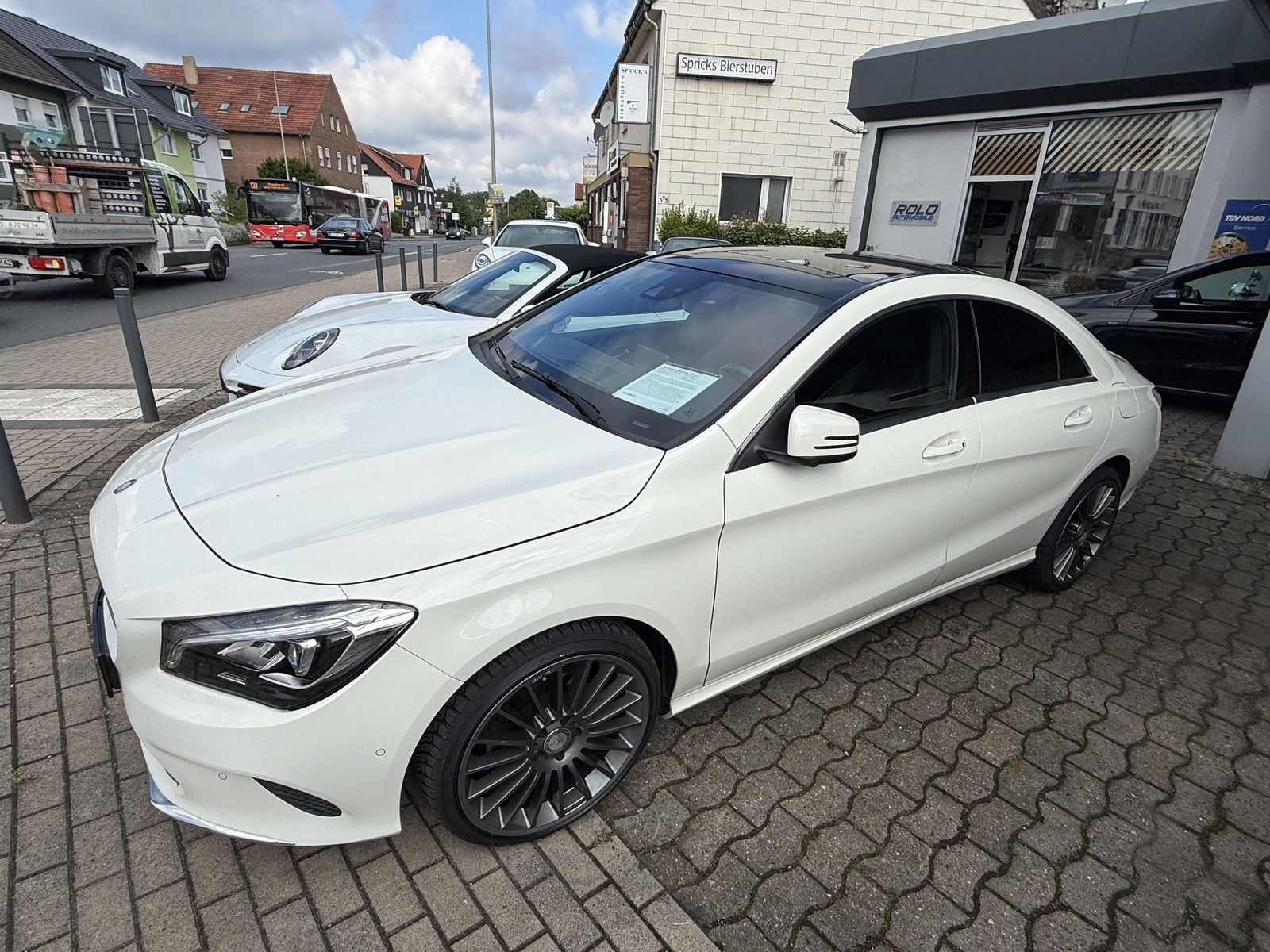 MERCEDES-BENZ CLA 180 7G Urban Panorama Leder Navi Totwinkel