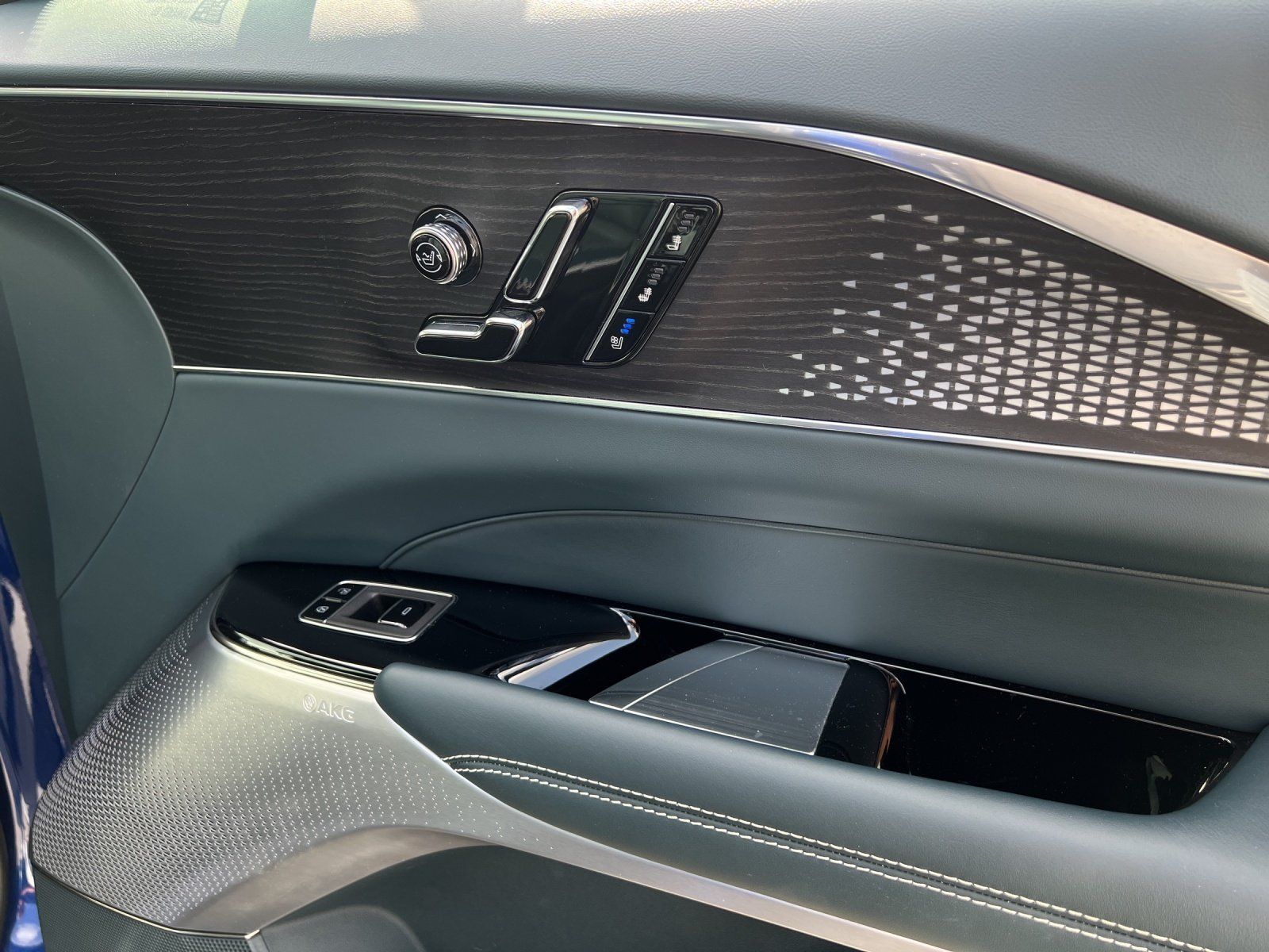 Fahrzeugabbildung Cadillac Lyriq AWD Sport/PANO-DACH/MASSAGE/AKG/ACC/360°KA