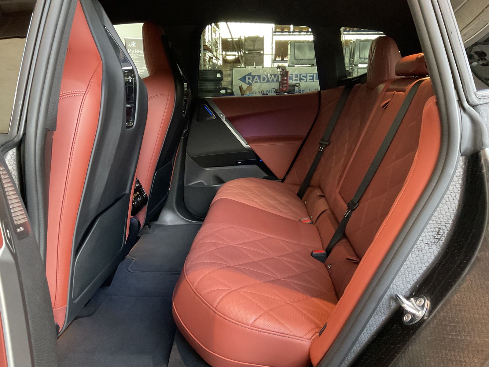 Fahrzeugeinzelansicht 13 Fahrzeugabbildung BMW iX xDrive45 |Luftfederung |M Sportpaket Pro |Bow