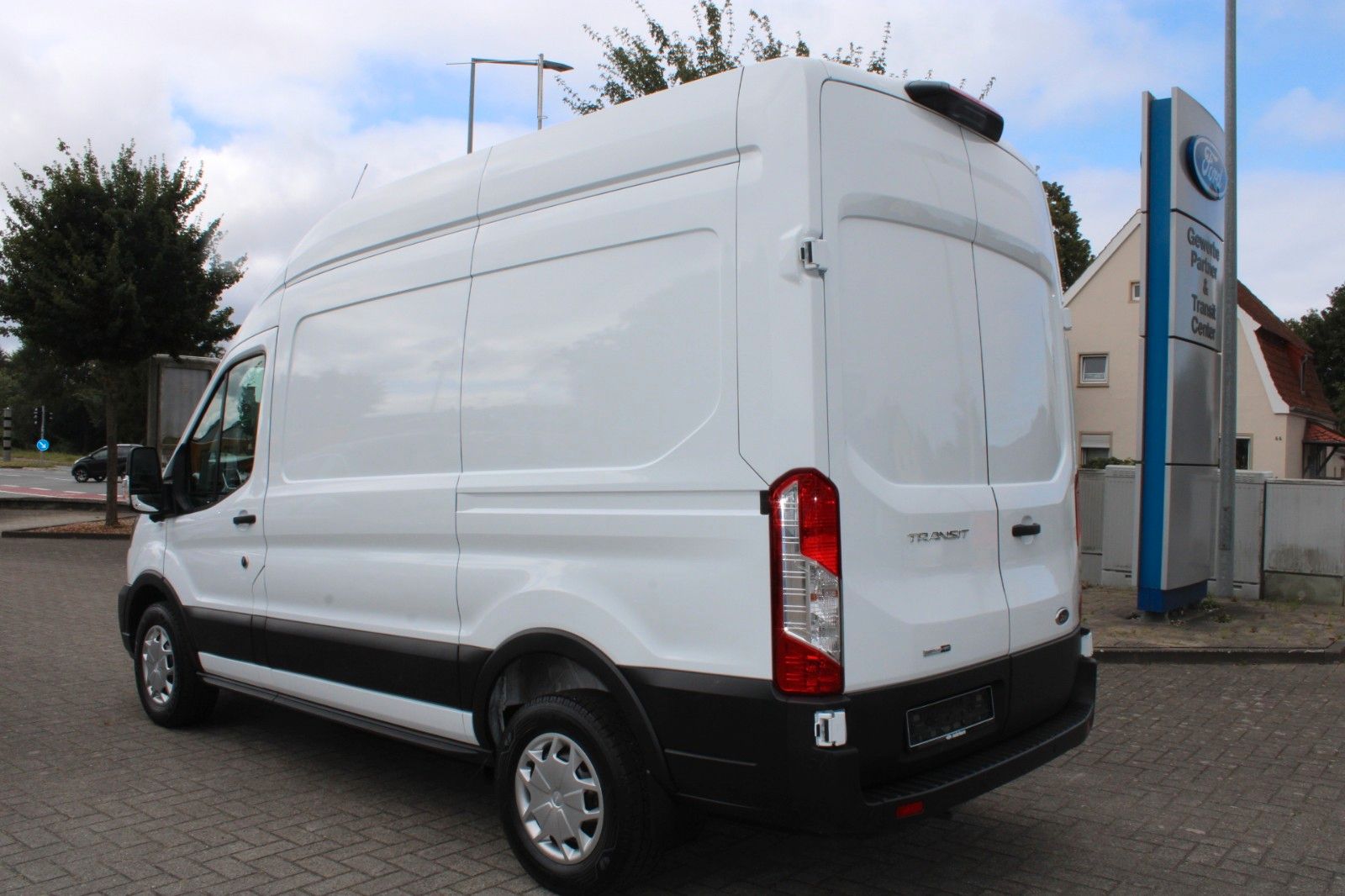 Fahrzeugabbildung Ford Transit 330 L2 H3 hoch TREND Kasten NAVI CAM ACC