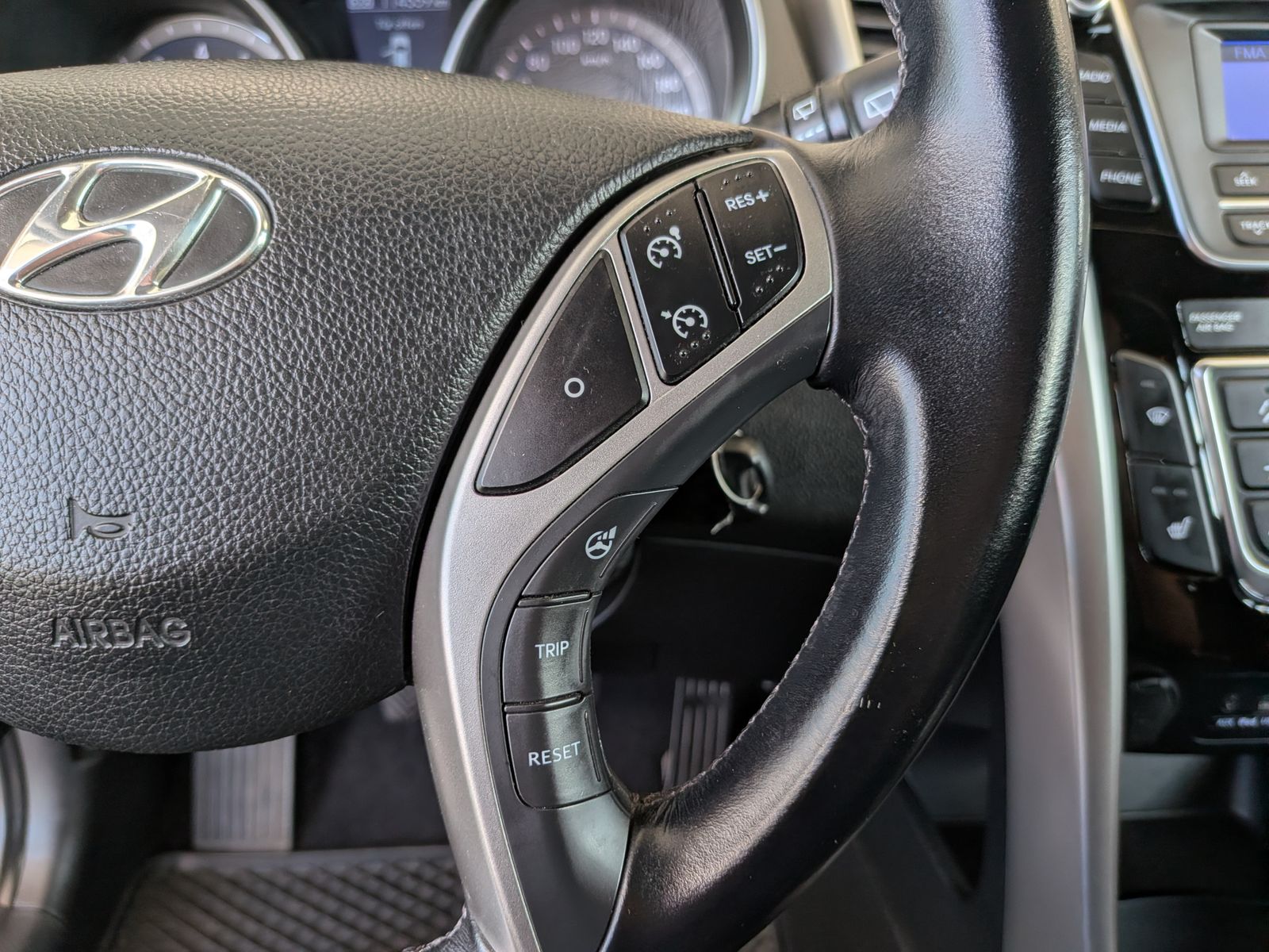 Fahrzeugabbildung Hyundai i30 1.6 Classic PDC Tempomat Bluetooth LHz SHz