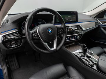 Fahrzeugabbildung BMW 520d xD Luxury Line Kamera HUD DAB HiFi DisplKey