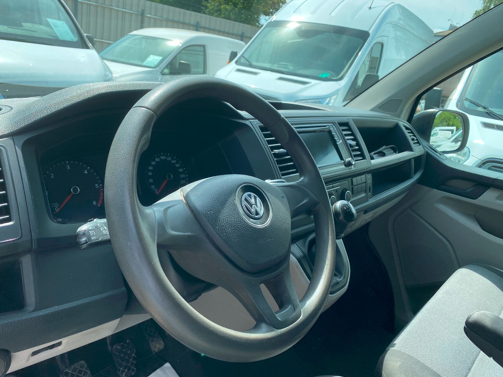 Fahrzeugabbildung Volkswagen T6TransporterKasten lang,AHK,REGALE,StH,67781Km