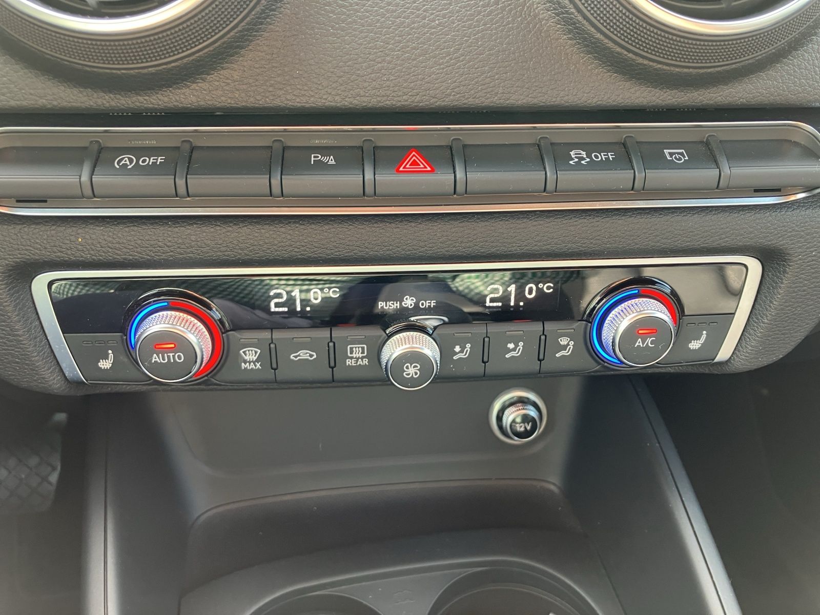 Fahrzeugabbildung Audi A3 Sportback S-Line S-tronic LED Navi ACC SHZ PD