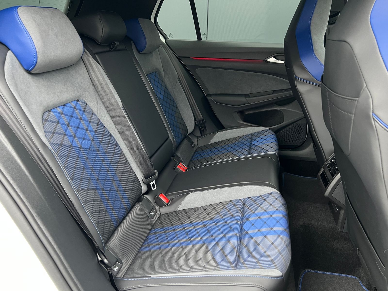 Fahrzeugabbildung Volkswagen Golf VIII R 2.0 TSI DSG 4MOTION *IQ.Light, Black