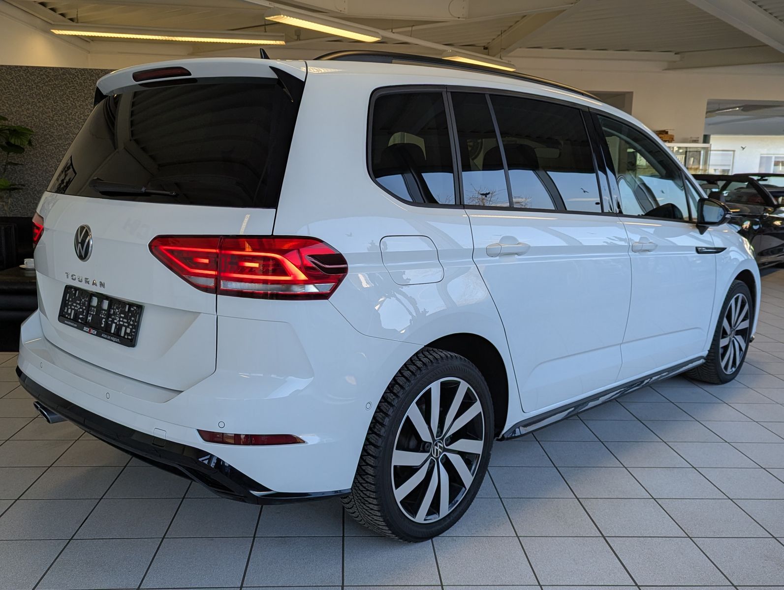 VW Touran 2.0 DSG R-Line High. Pano 7-Si IQ.Dri AHK - Image 7