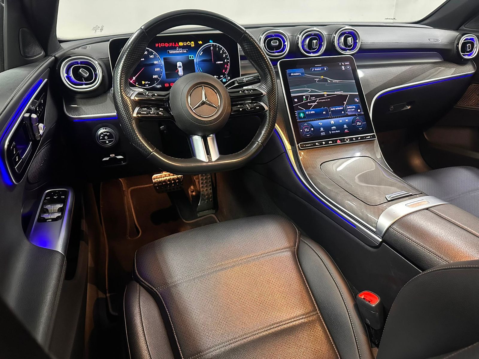 Fahrzeugabbildung Mercedes-Benz C 300 de T *AMG-LINE*MASSAGE*AHK*360*KEYGO*PANO