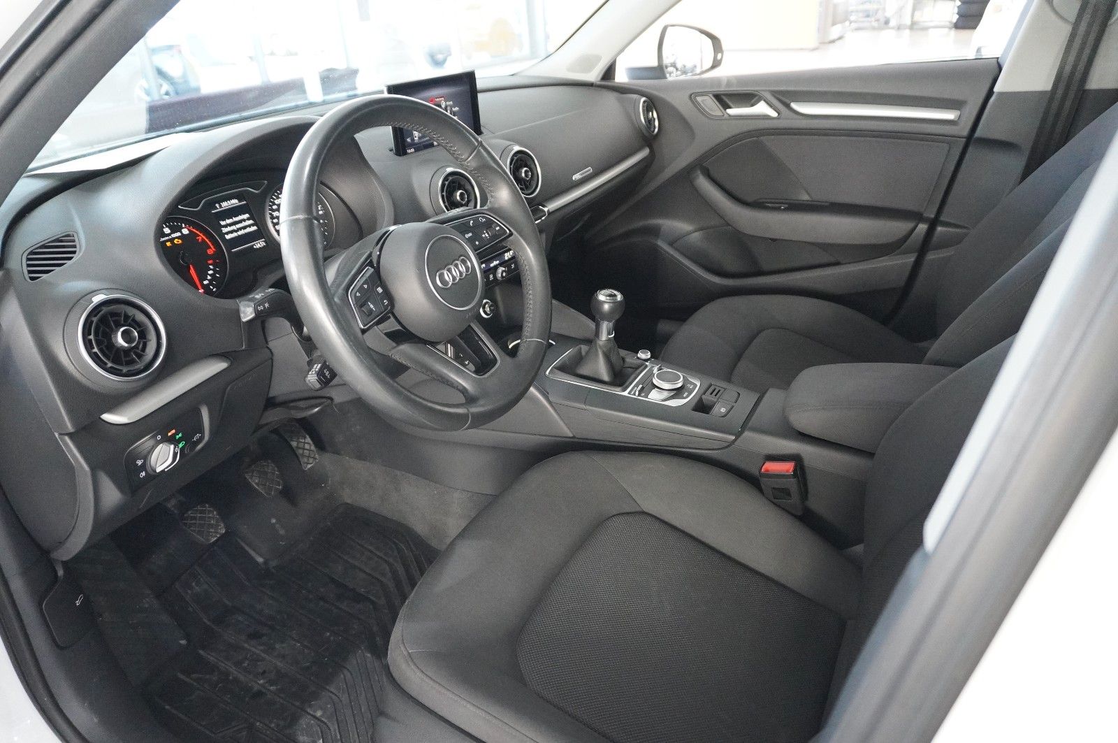 Fahrzeugabbildung Audi A3 Sportback 35 TFSI NAVI/BI-XENON/SHZ/ACC/PDC