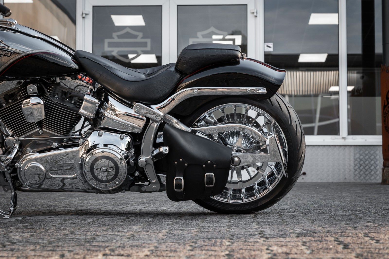 Fahrzeugabbildung Harley-Davidson CVO BREAKOUT FXSBSE -Jekill&Hyde