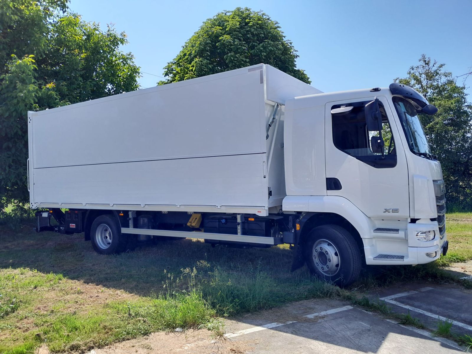 Fahrzeugabbildung DAF FA XB 290 16t Swing-Board-Aufbau