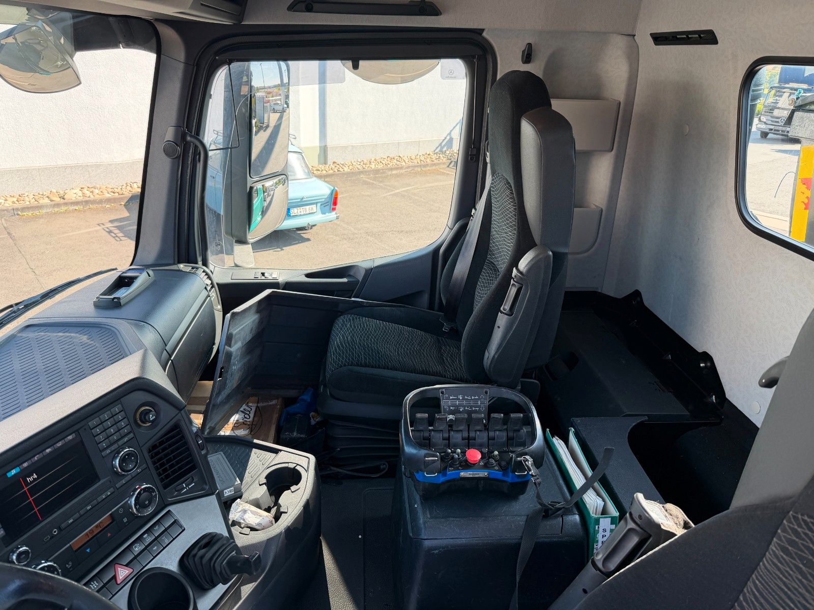 Fahrzeugabbildung Mercedes-Benz Arocs 3251K 8x4 AMTEC Thermokipper +Sprider M25E