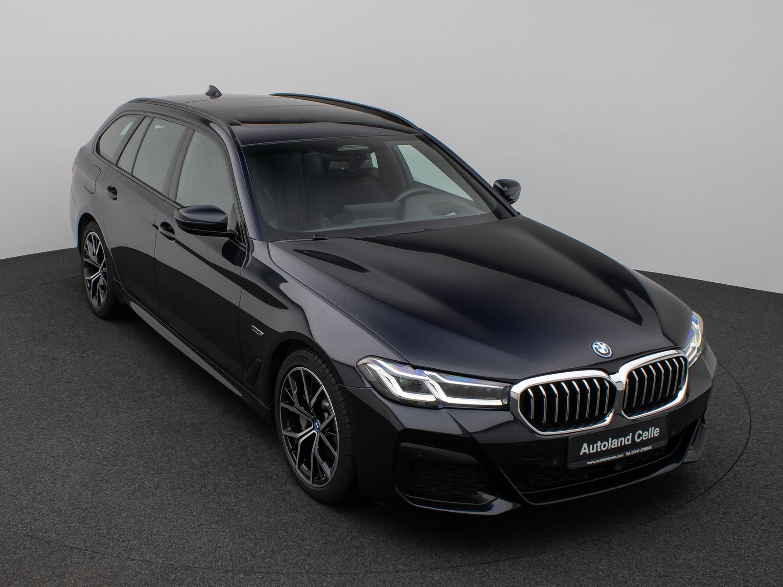 Fahrzeugabbildung BMW 530e xD M Sport Individual Panorama HUD H/K Voll