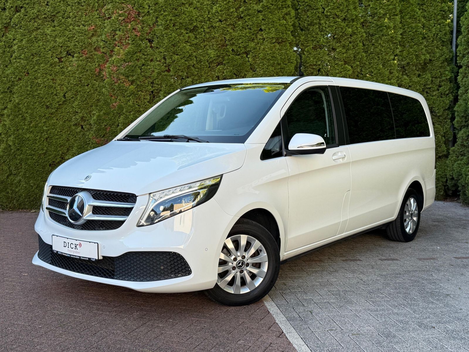 Vehicle illustration Mercedes-Benz V 220 d 9G Long LED+MBUX+DISTR+KAM+SHZ+PARK+7Si