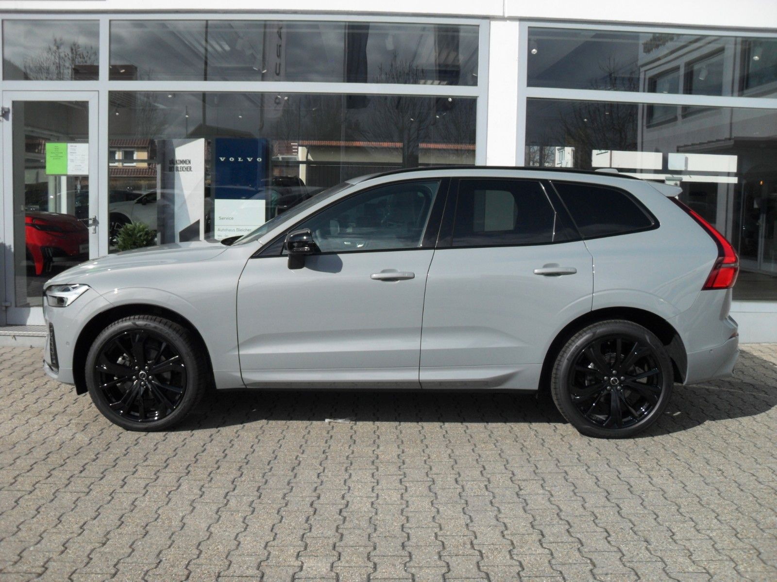 Fahrzeugabbildung Volvo XC 60 B5 Plus Black Edition AWD | Headup