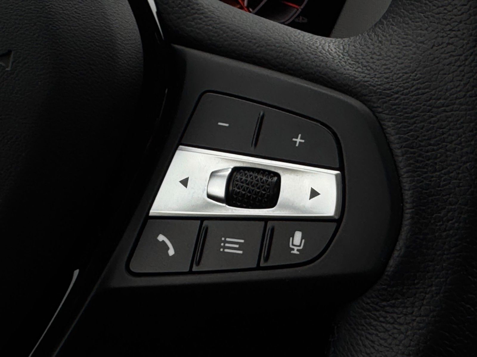 Fahrzeugabbildung BMW 116i Advantage CarPlay BT SHZ PDC Lim Temp LKAS