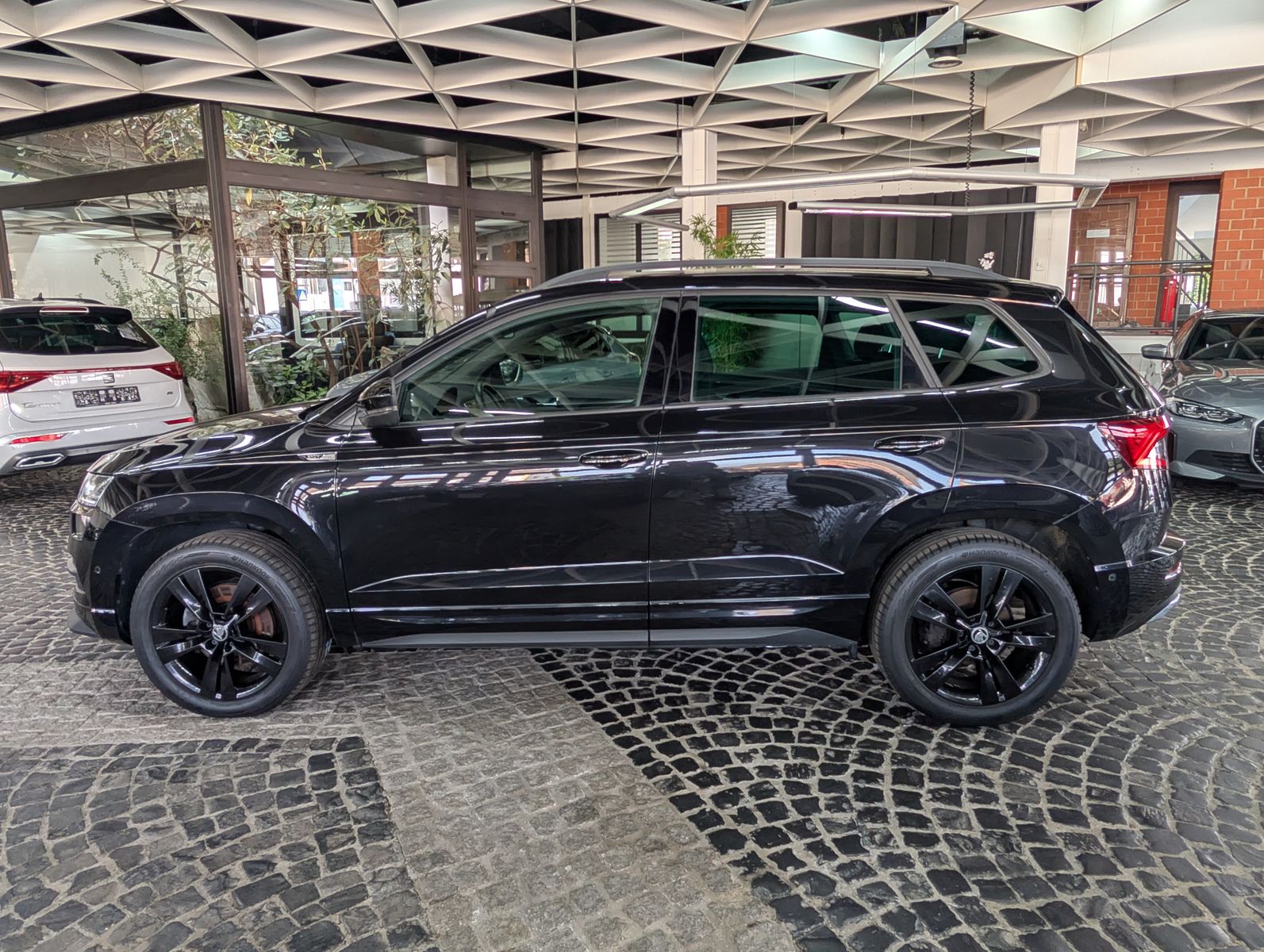 Fahrzeugabbildung SKODA Karoq Sportline 4x4 2.0 TSI ACC APP 4xSHZ AMBI