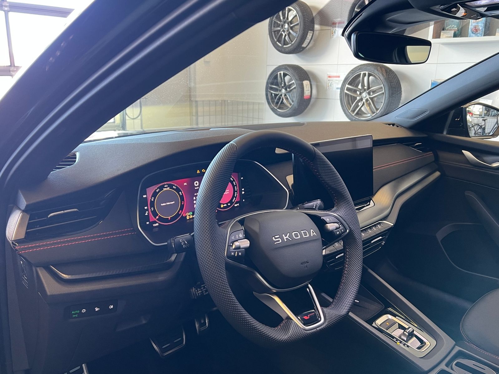Fahrzeugabbildung SKODA Octavia Combi RS 2.0 TSI DSG *Panorama, AHK, Ind