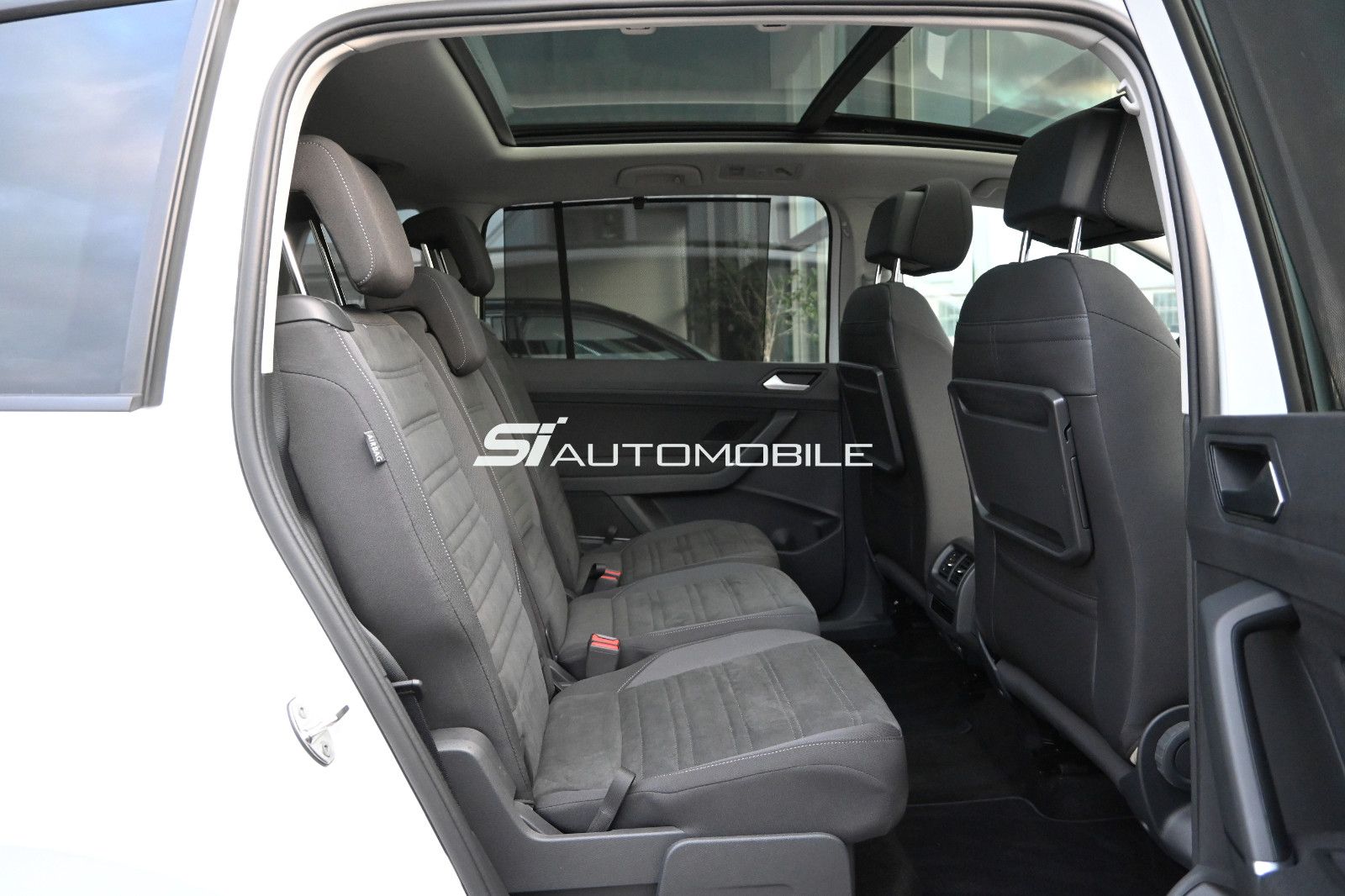 Fahrzeugabbildung Volkswagen Touran 2.0 TDI DSG °ACC°AHK°PANO°STANDHEIZ°7-SI°