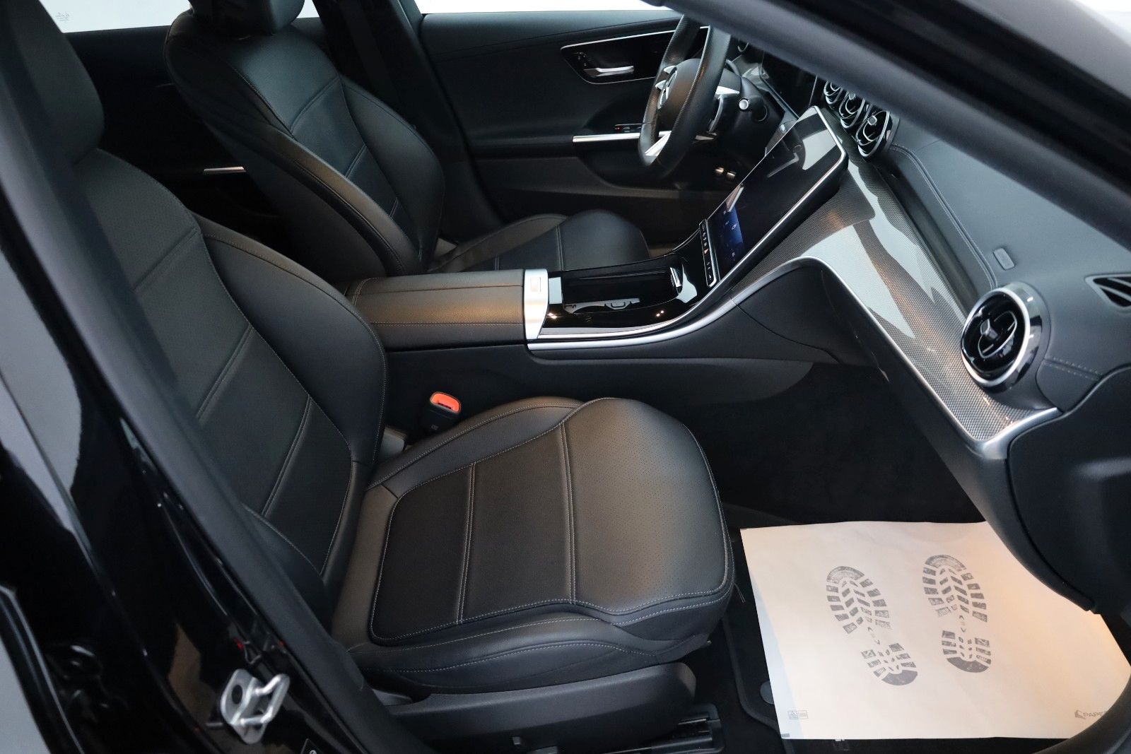 Fahrzeugabbildung Mercedes-Benz C 300e T AMG Line Leder,Navi,LED,HUD,SH,Park Pak