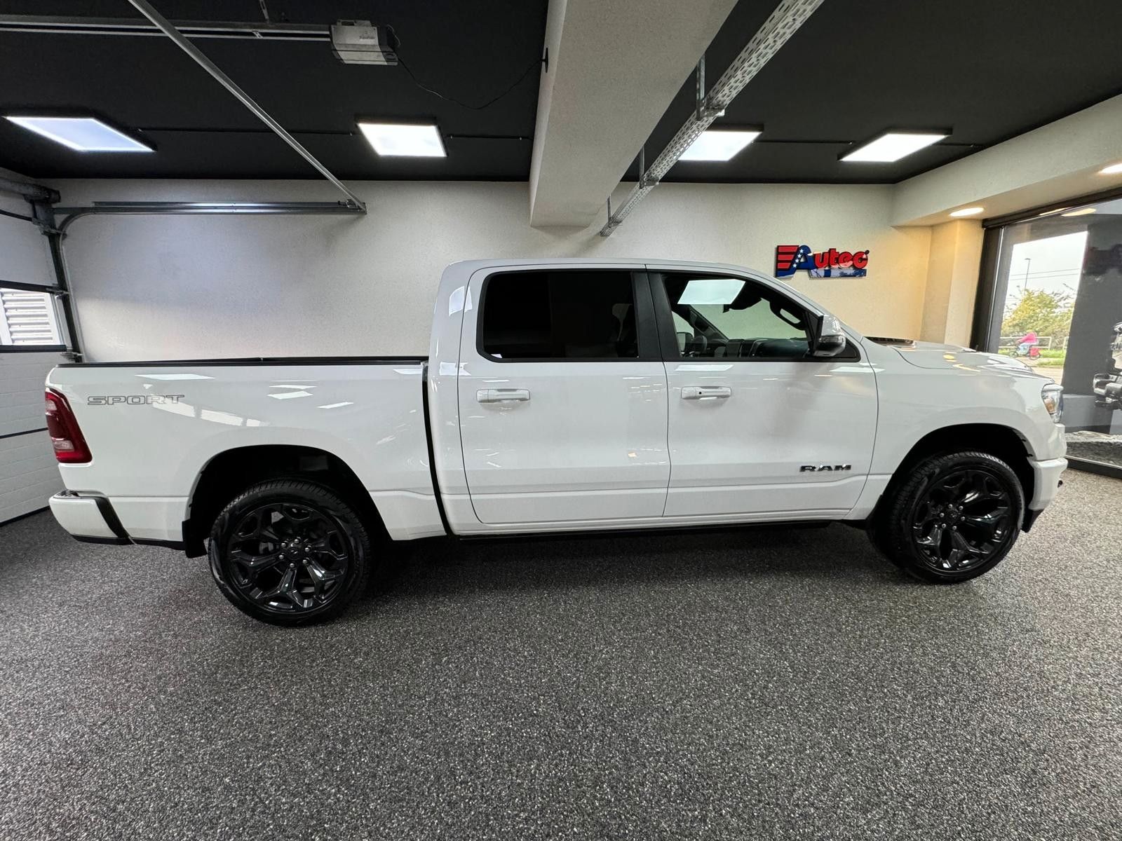 Fahrzeugabbildung Dodge LARAMIE CREW CAB SPORT  12" LUFTF. 22"  HEMI 4x4